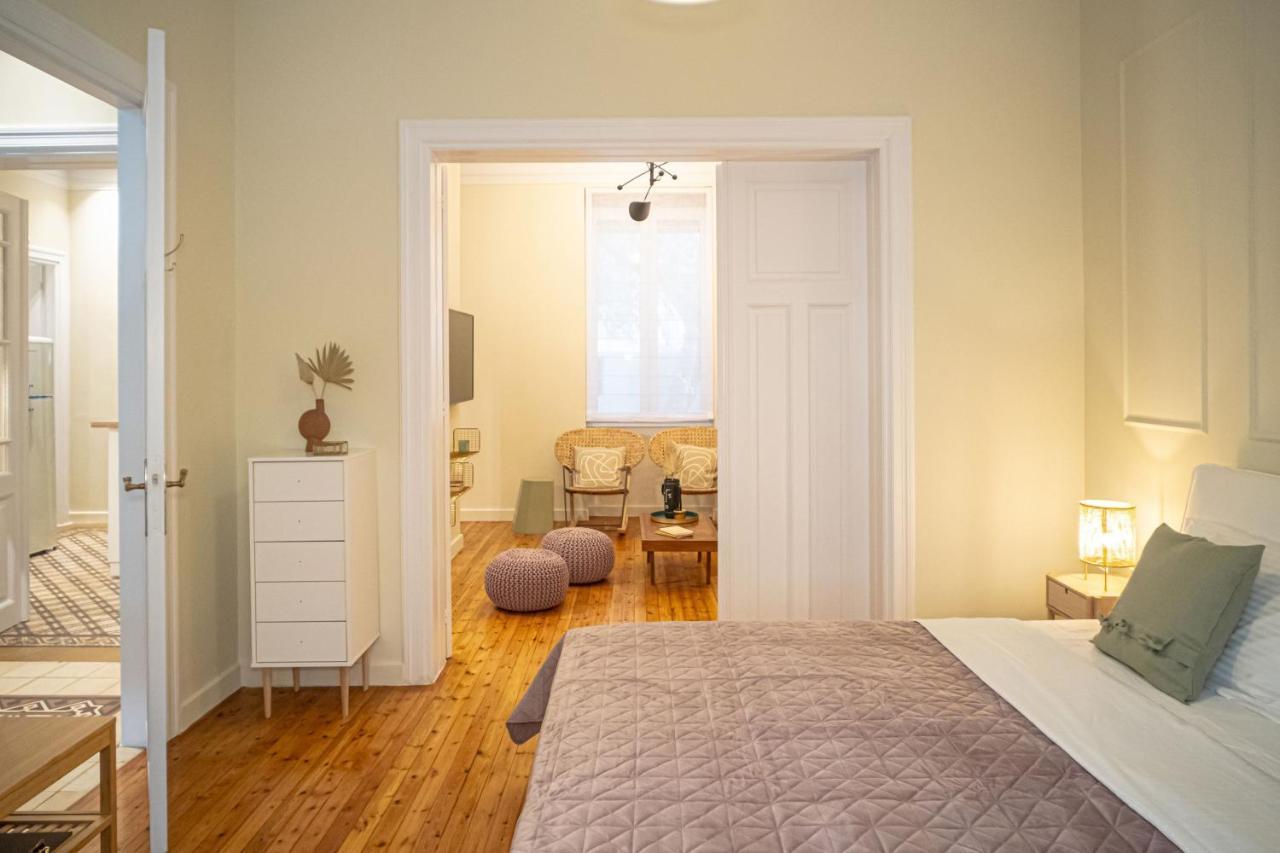 Beige and Blanc Two Bedroom Apartment with Urban Back Yard & Free Parking